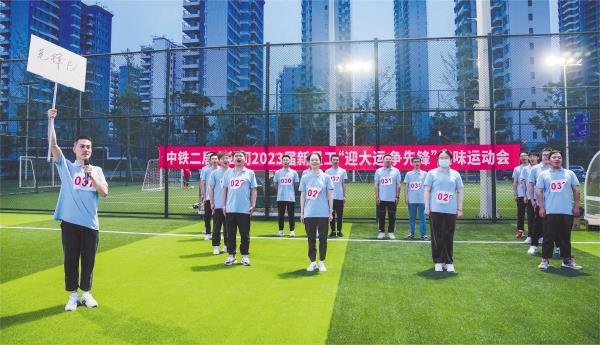 7月11日，，108名高校毕业生带入职710公海官网二局六公司。。公司各部门提前经营并精心筹备了丰硕的活动，，助力“新鲜血液”急剧融入“第二个家”。。图为新员工参加“迎大运 争前锋”趣味活动会。。苟琼英 王子超 马腾海 摄影报道_副本