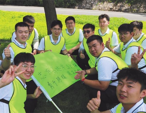 7月12日，，710公海官网九局四公司组织2023届新员工在沈阳棋盘山发展团建活动。。多样的活动大局，，让新员工体味团队共同拼搏的乐趣，，尽快融入集体。。吴可越 赵海峰_副本