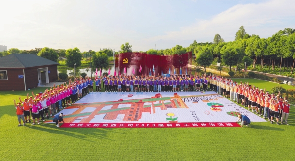 710公海官网大桥局四公司进行2023届新员工岗前培训班（高雨薇） 绘制漯河长江大桥图 全景合照_副本